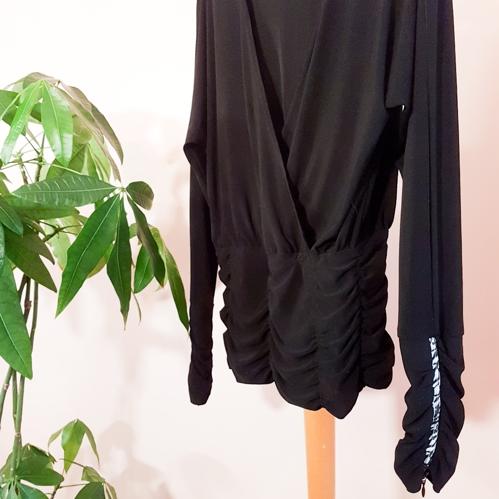Black crossover top with gathered detail - unique - Picture 4 of 5